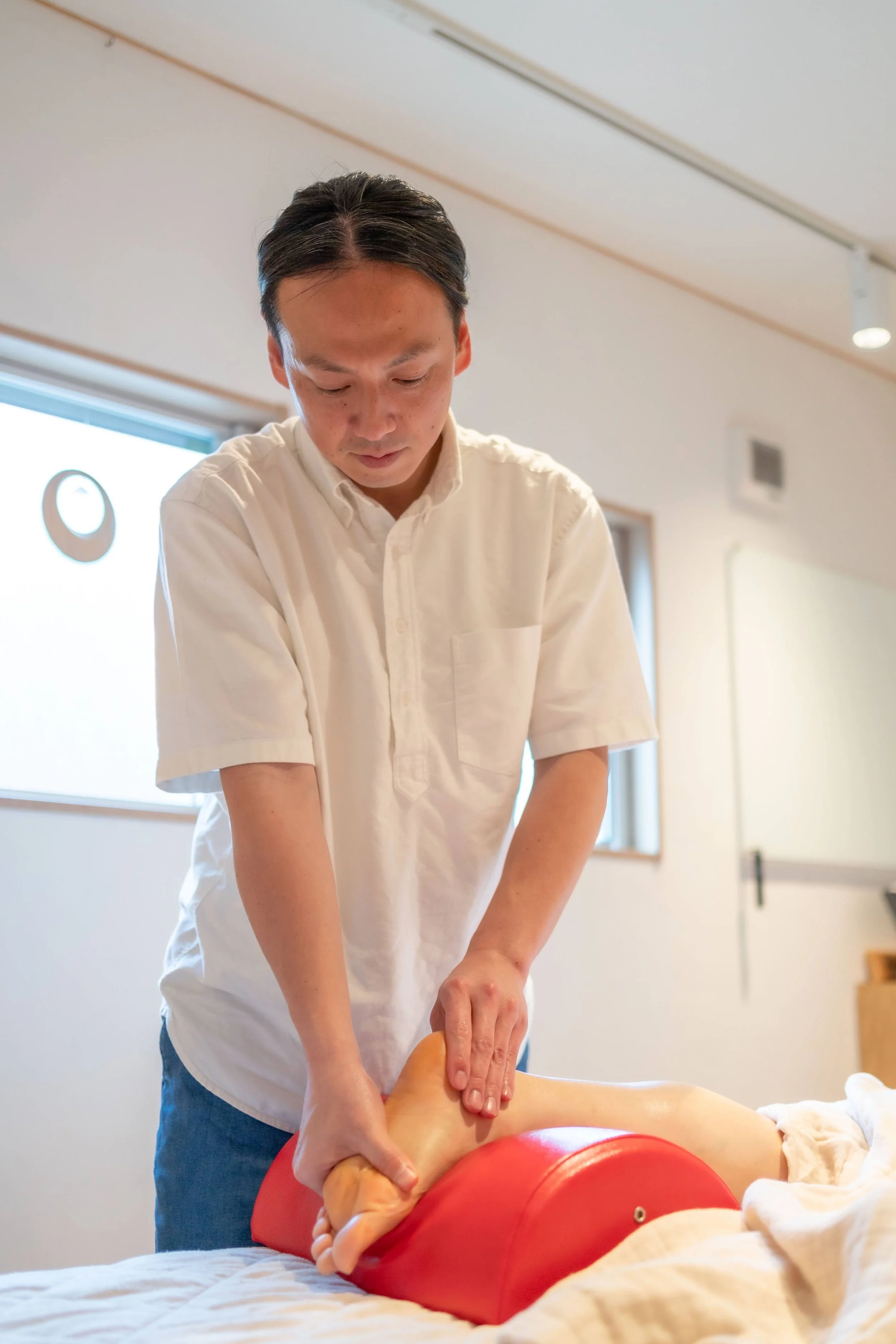 男性がマッサージをしている様子