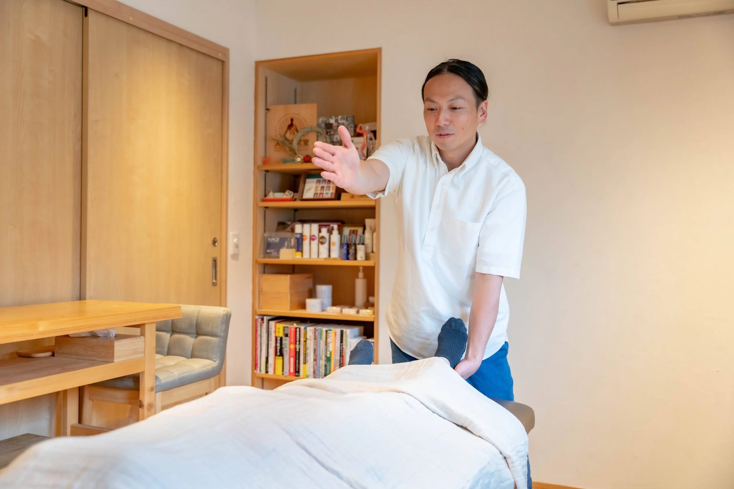整体師が施術を行っている様子。