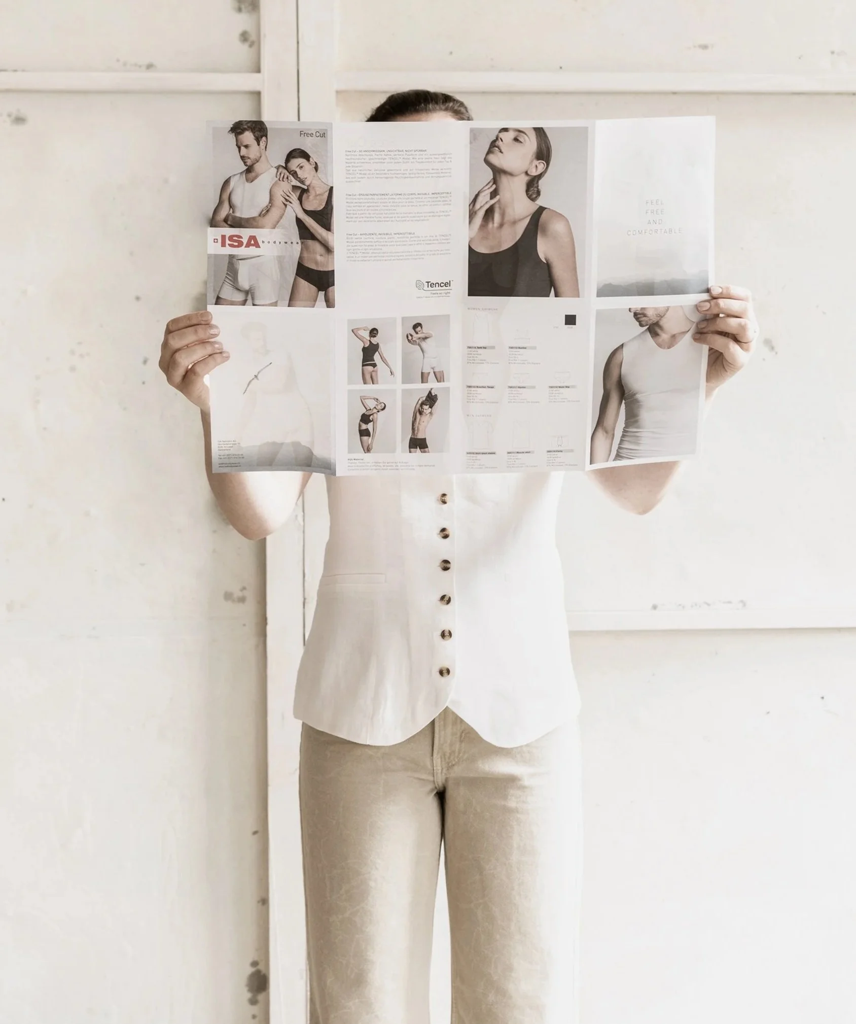 Grafikerin Melanie Pototschnig aus Hard hält einen Folder der Firma ISA Bodywear in der Hand, den sie selbst gestaltet hat.