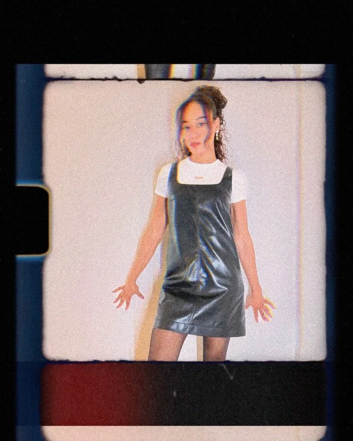 the cleanest laundry swarmed my senses in one hundred autumn hugs. i loved being there. 

quiet kiss

wicked stare 
 

17 Lex (Pt 1.) / March 23rd