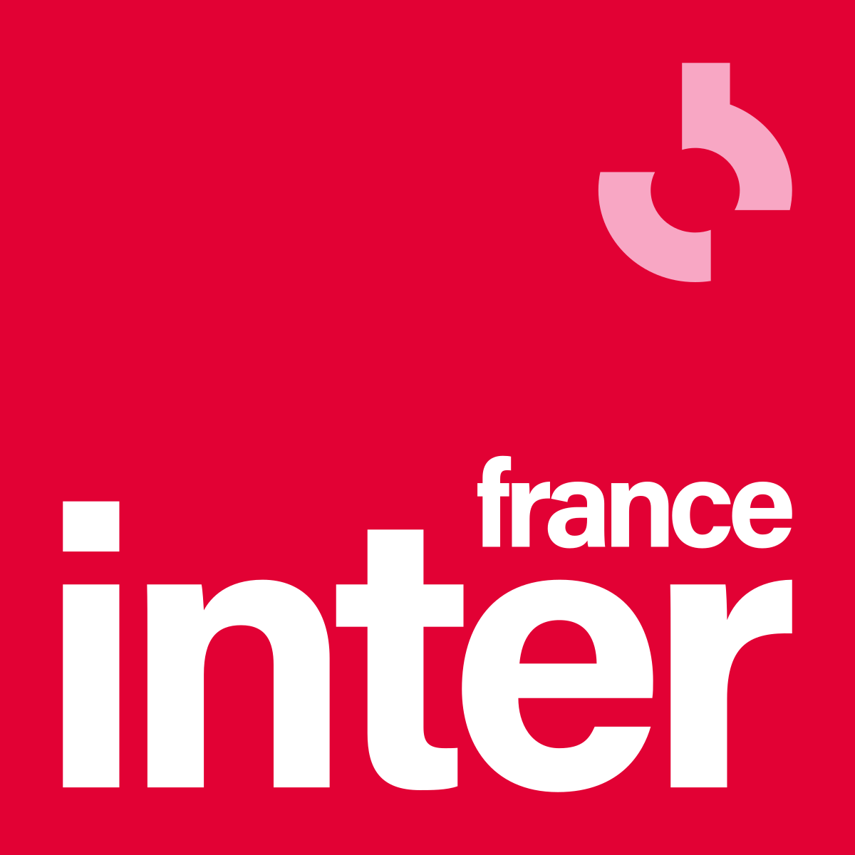 Logo de France Inter avec un fond rouge, une icône de focus rose en haut à droite et le texte blanc 'france inter' en bas à droite.