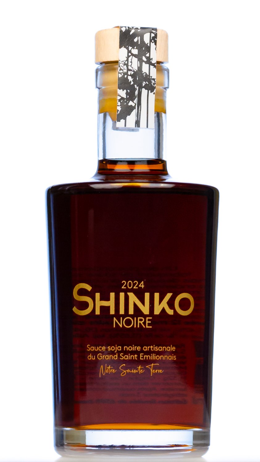 Bouteille de sauce soja noire artisanale, avec étiquette mentionnant "Shinko Noire 2024", de couleur foncée, avec un bouchon en bois et un étiquette décorative