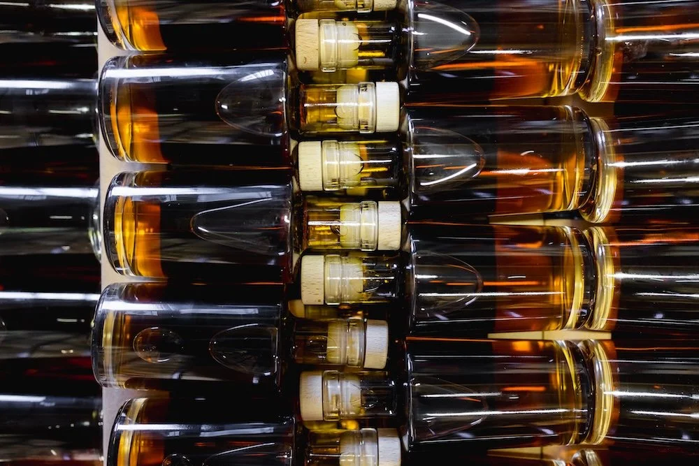 Une rangée de petites bouteilles en verre contenant une idée de liquide ambré, alignées de manière ordonnée.”}}\n}\n}\n}\n}*}