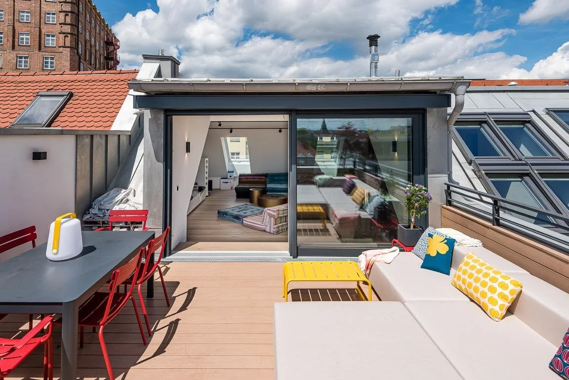 Dachterrasse mit Gaube und Schiebefenster.