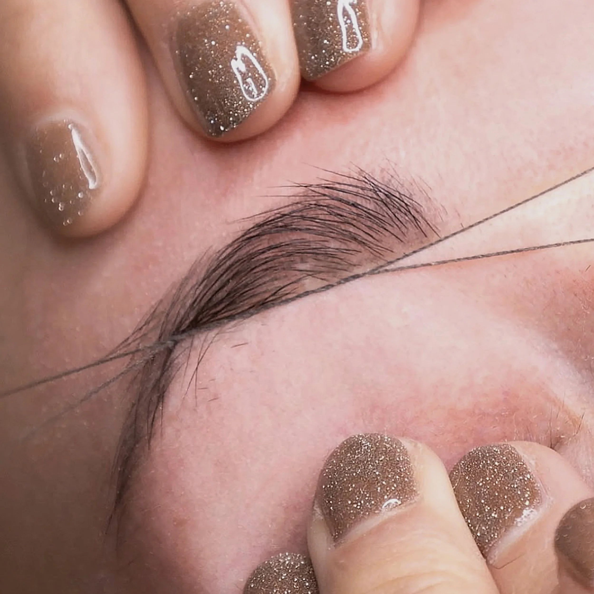 Augenbrauen-Zupfen mit Fadentechnik / Threading
