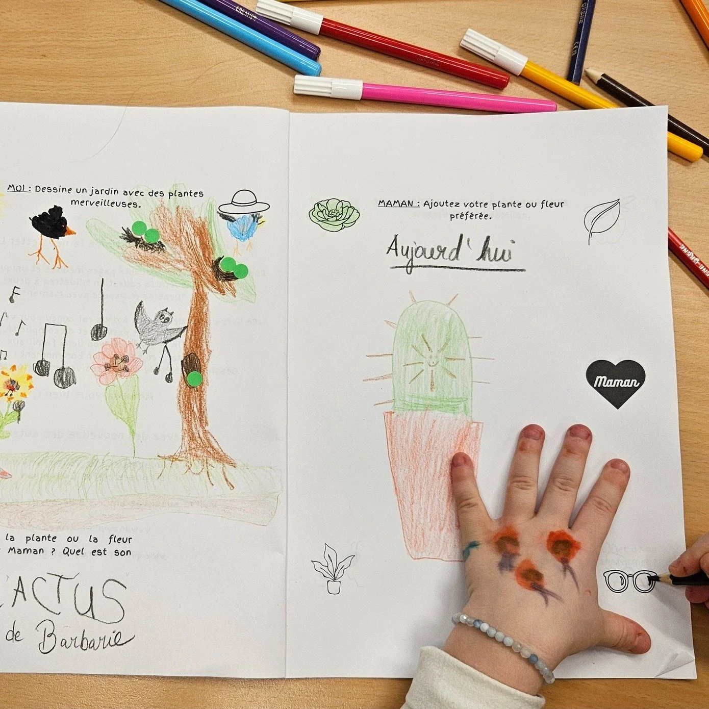 ✏️ Des rires, des regards complices, des id&eacute;es qui fusent&hellip;
&Agrave; chaque atelier Dessiner en duo sans &ecirc;tre un artiste, on voit parents, enfants et grands-parents s&rsquo;amuser autant que nous ! 💛 J&rsquo;ai mis en mots ces ins