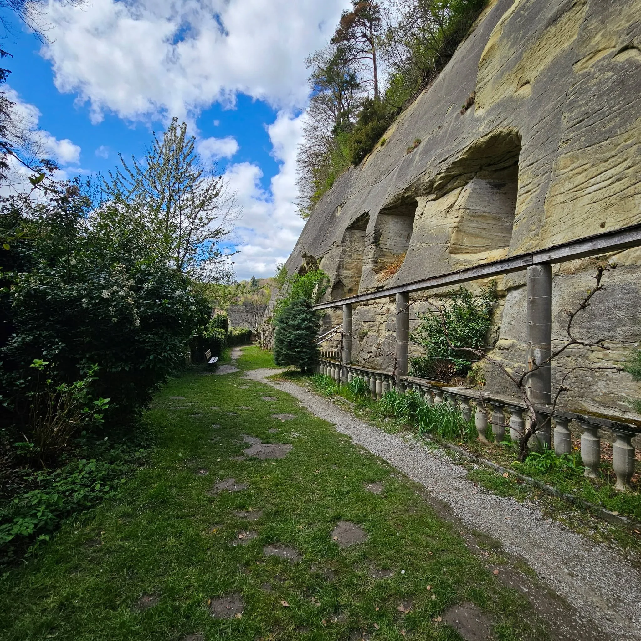 Le lieu r&eacute;el du polar !
Ce lieu existe vraiment. 📍 L&rsquo;ermitage de la Madeleine &agrave; Fribourg est le d&eacute;cor central de notre nouveau polar Hors cadre &ndash; Les Ombres de la Madeleine. Une exposition sur la place des femmes dan