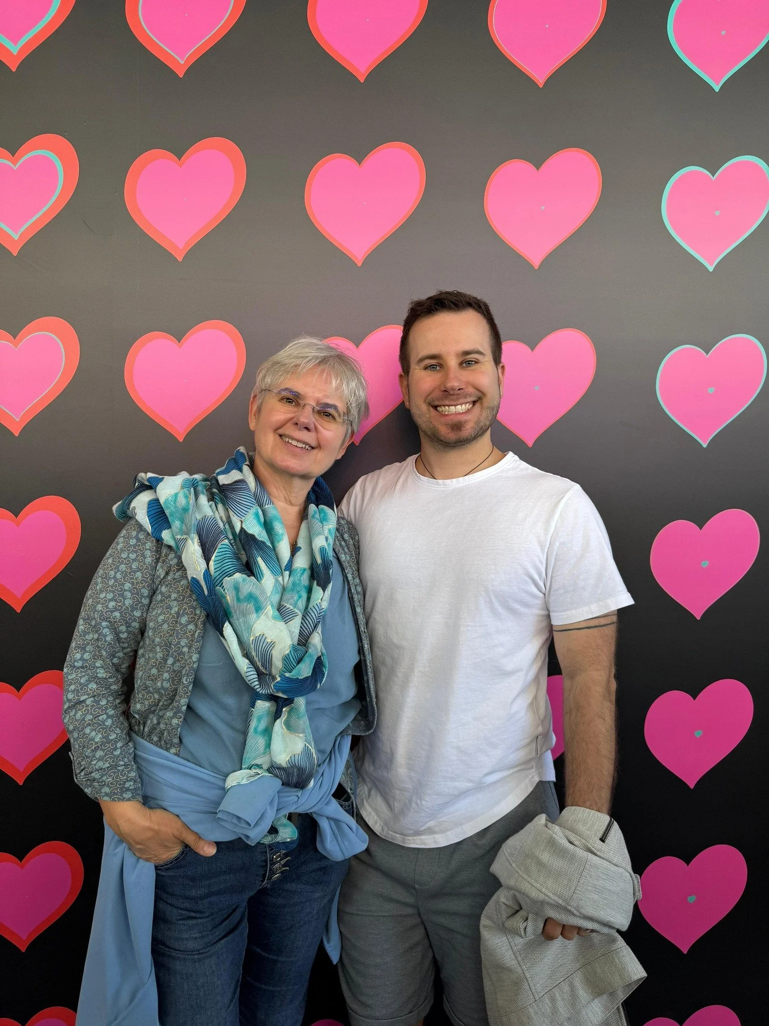 &Eacute;crire un polar &agrave; quatre mains ! &Eacute;crire un polar&hellip; avec son fils. ✍️ 

Hors cadre &ndash; Les Ombres de la Madeleine est le quatri&egrave;me polar publi&eacute; que nous avons &eacute;crit ensemble. Deux imaginaires, deux g