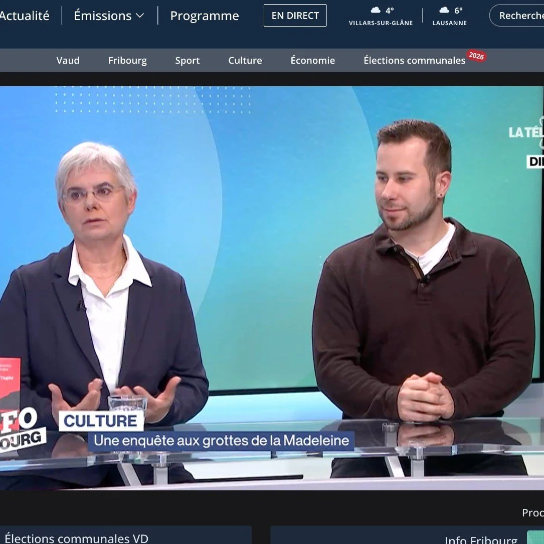 Vu &agrave; la t&eacute;l&eacute;vision !
Moment fort pour nous : notre polar Hors cadre &ndash; Les Ombres de la Madeleine a &eacute;t&eacute; pr&eacute;sent&eacute; dans l&rsquo;&eacute;mission Infos Fribourg sur La T&eacute;l&eacute; Vaud-Fribourg