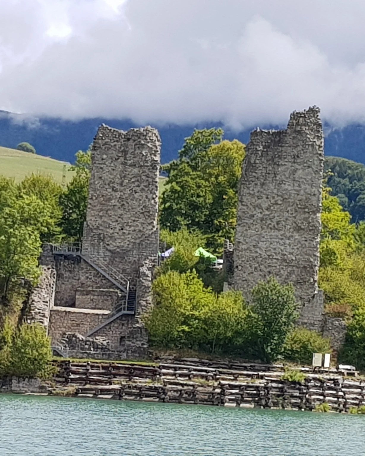 Les coulisses de l&rsquo;inspiration
Tout a commenc&eacute; par trois noms tir&eacute;s au sort, sur l'&icirc;le d'Ogoz !
Puis le choix d'un autre lieu charg&eacute; d&rsquo;histoire s'est impos&eacute; : l&rsquo;ermitage de la Madeleine. 
Et peu &ag