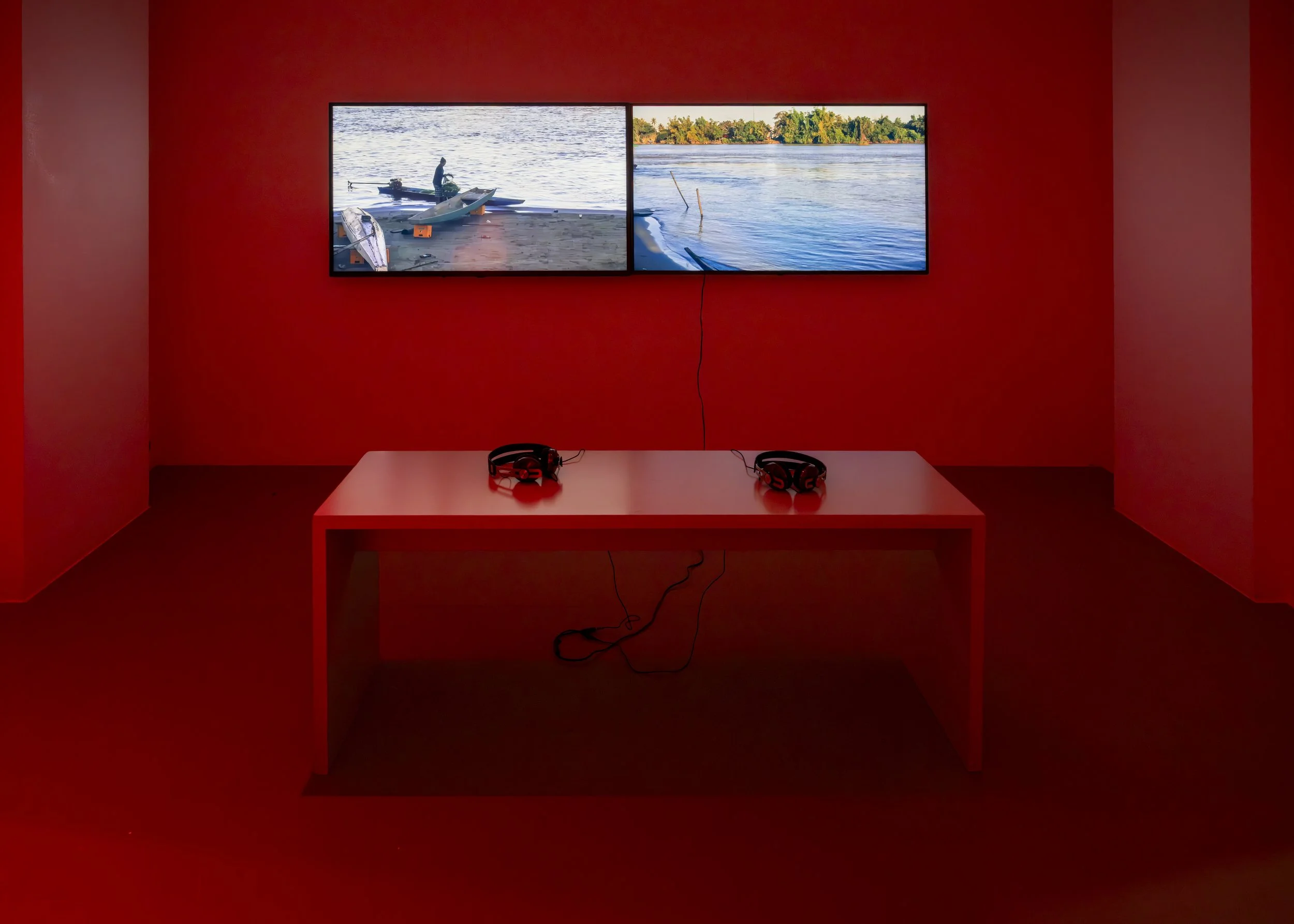 Som Supaparinya, 𝘛𝘩𝘦 𝘙𝘪𝘷𝘦𝘳𝘴 𝘛𝘩𝘦𝘺 𝘋𝘰𝘯'𝘵 𝘚𝘦𝘦, 2025, exhibition installation view. Image courtesy of Kestner Gesellschaft. Photo taken by Volker Crone. Curated by Natalie Keppler and Alexander Wilmschen.