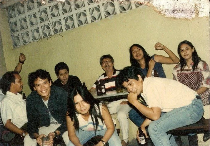 Artists gathering at Nanette’s in the late 1980s. Photo by Bert Antonio.