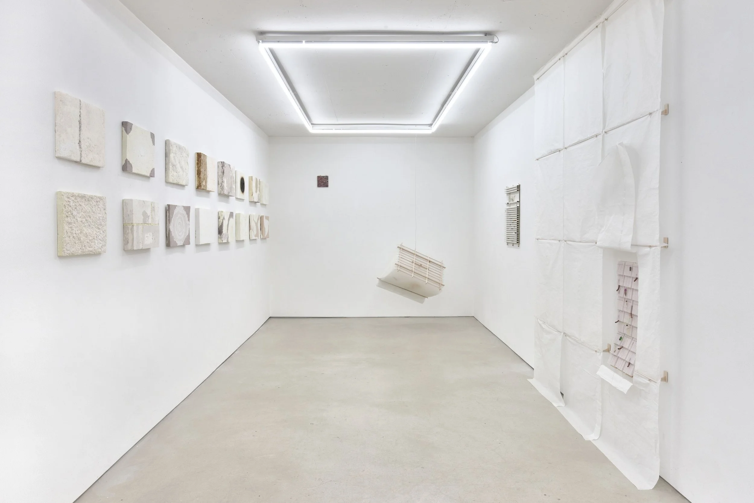 Each Every Angle, 2026, featuring works by Aurora Arazzi and Sean Jun Yeon, exhibition view at sangheeut, Seoul. Image courtesy of sangheeut. Photo by Jinhyeok Oh.