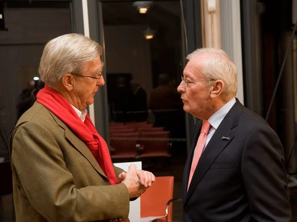 Jozef Linthorst (L) woordvoerder van Vereniging Het Edelhert en Dzsingisz Gabor voorzitter van ICMO2