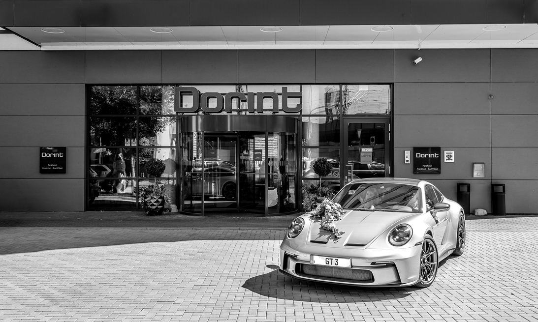 Ein Sportwagen, Porsche GT3, mit Blumen auf der Motorhaube vor dem Dorint Hotel in Bad Vilbel