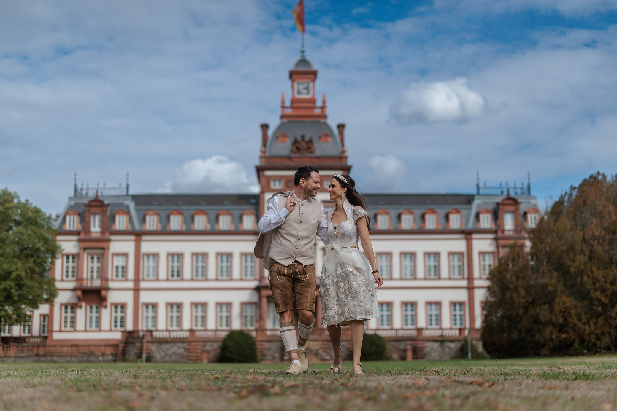 Brautpaar in bayerischer Tracht vor Schloss Philippsruhe in Hanau