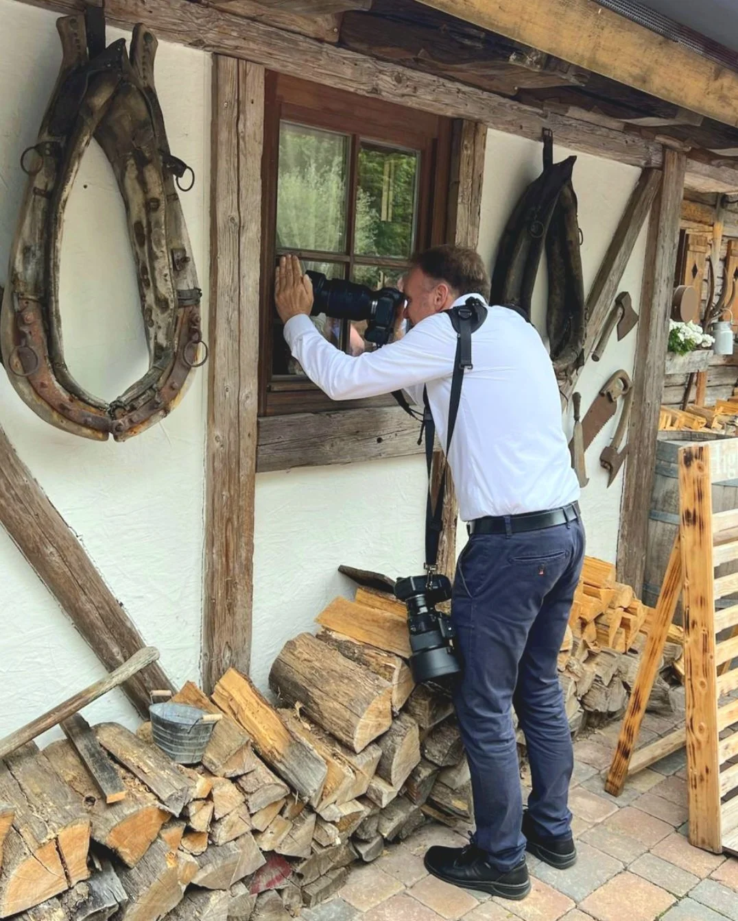 Hochzeitsfotograf Jens Lindner aus Frankfurt fotografiert an einer Almhütte in Hochheim durch ein Fenster nach innen.