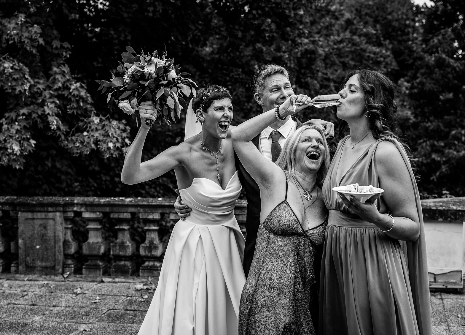 Eine Gruppe von vier Frauen, bei einer Feier im La Dolce in Bad Nauheim, lachend und fröhlich, während eine Frau einen Sekt trinkt.