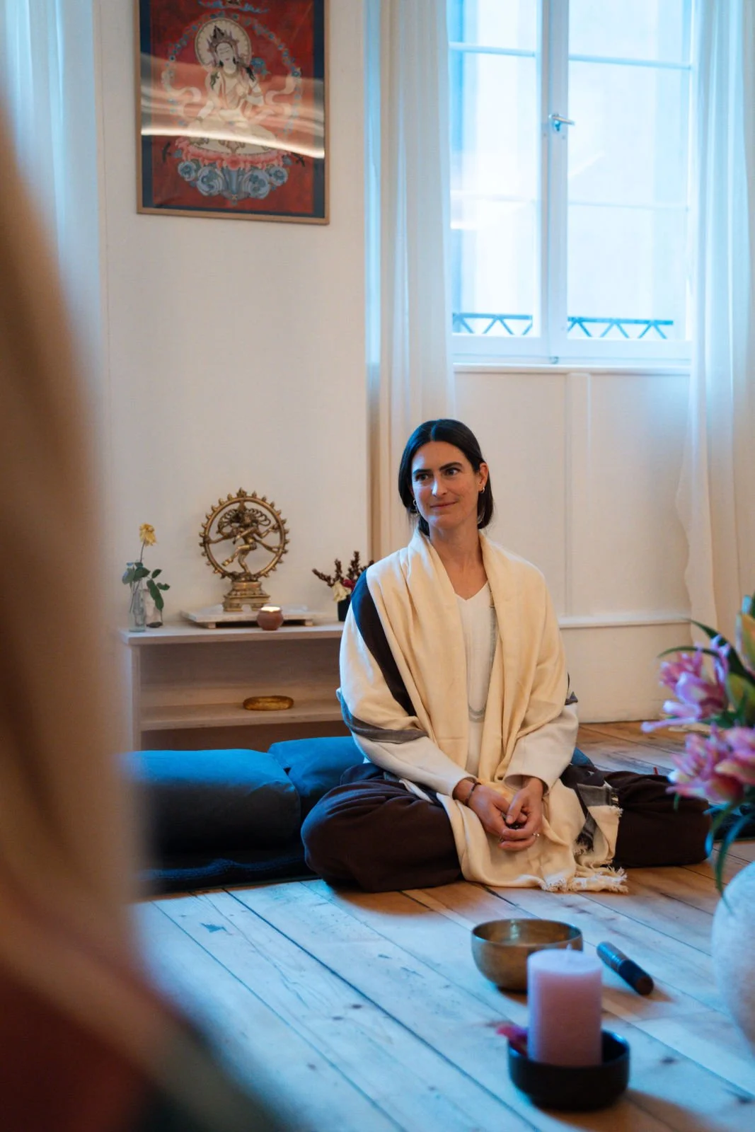 Viviane Oettinger während einer Achtsamkeits und Bewusstseinsarbeit Sitzung in Chur.