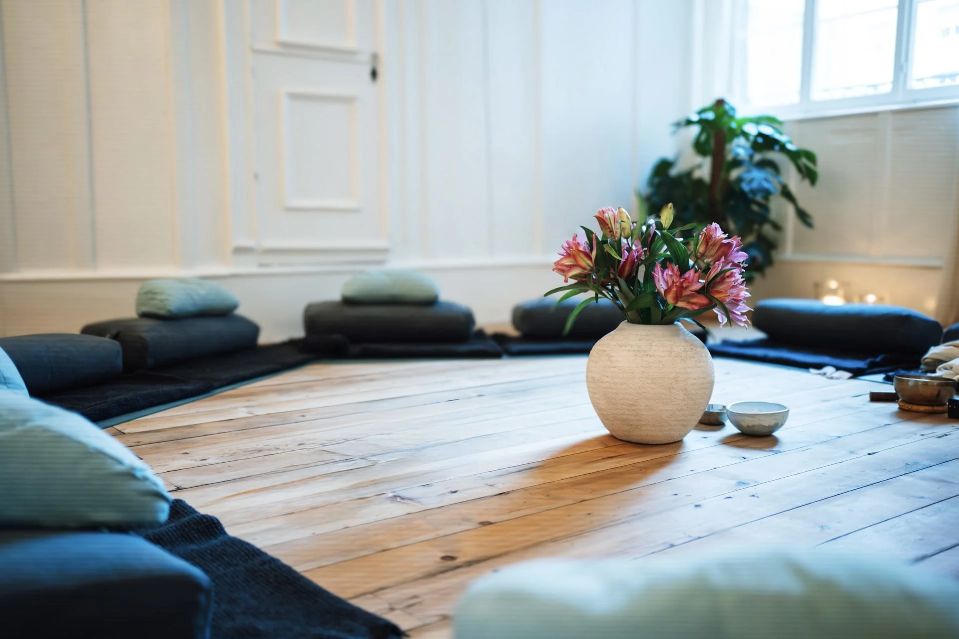 Yogaraum für Meditation und achtsame Gruppenbegleitung