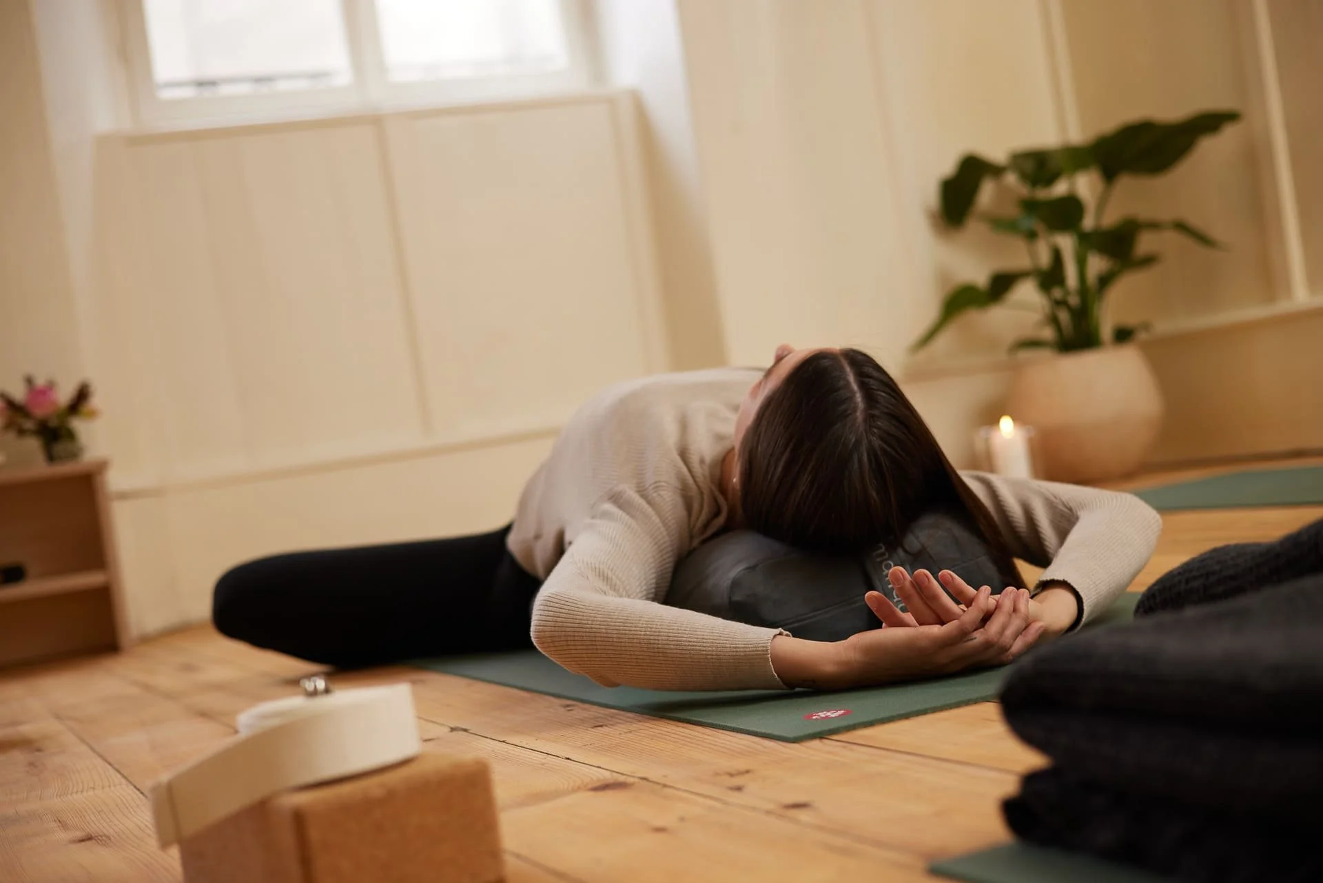 Frau in einer ruhigen Körperübung während einer Achtsamkeits und Meditationspraxis.