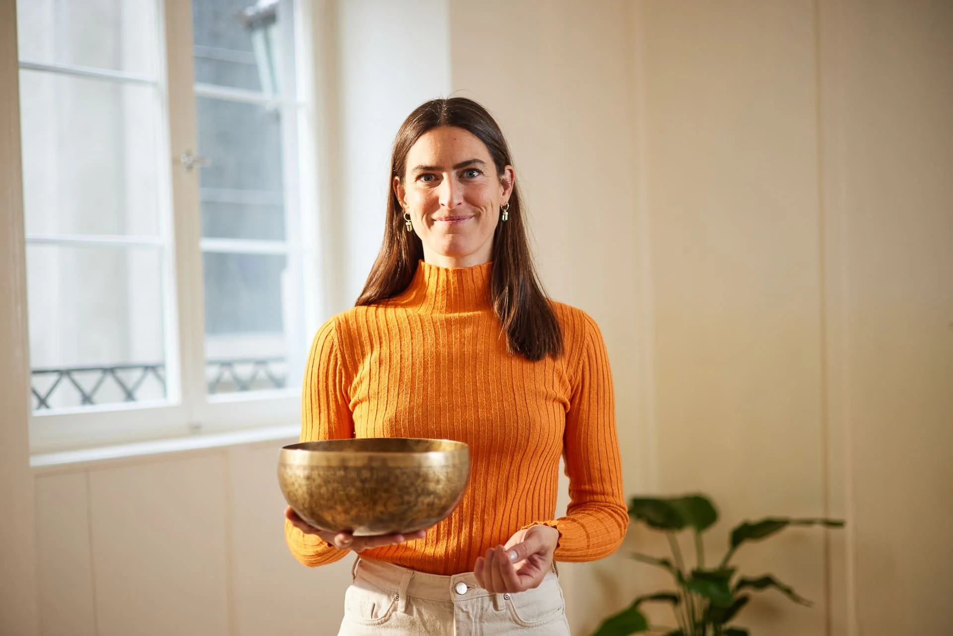 Viviane Oettinger mit Klangschale für Meditation und Achtsamkeit