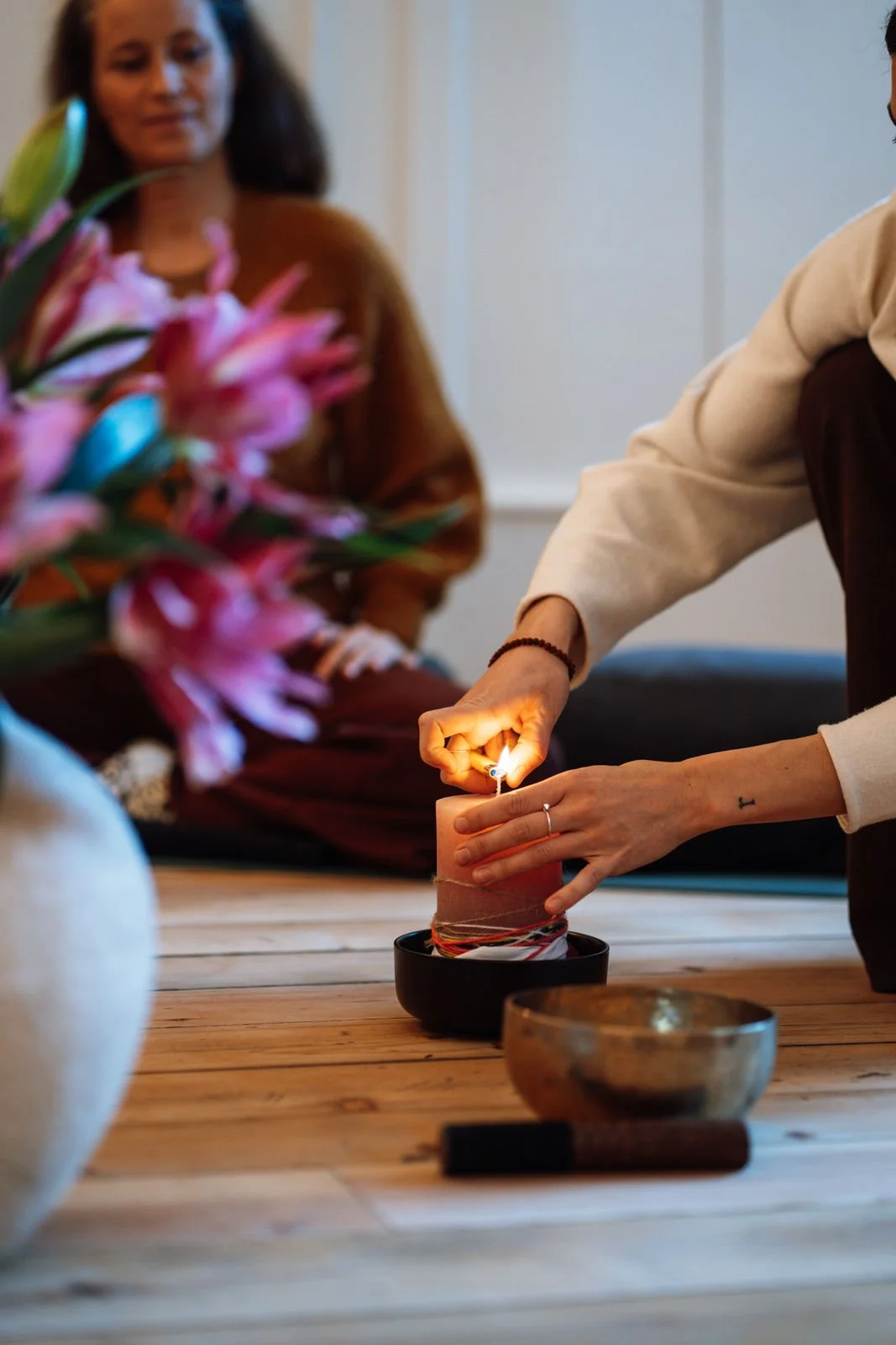 Kerzenritual während einer Achtsamkeits und Meditationspraxis