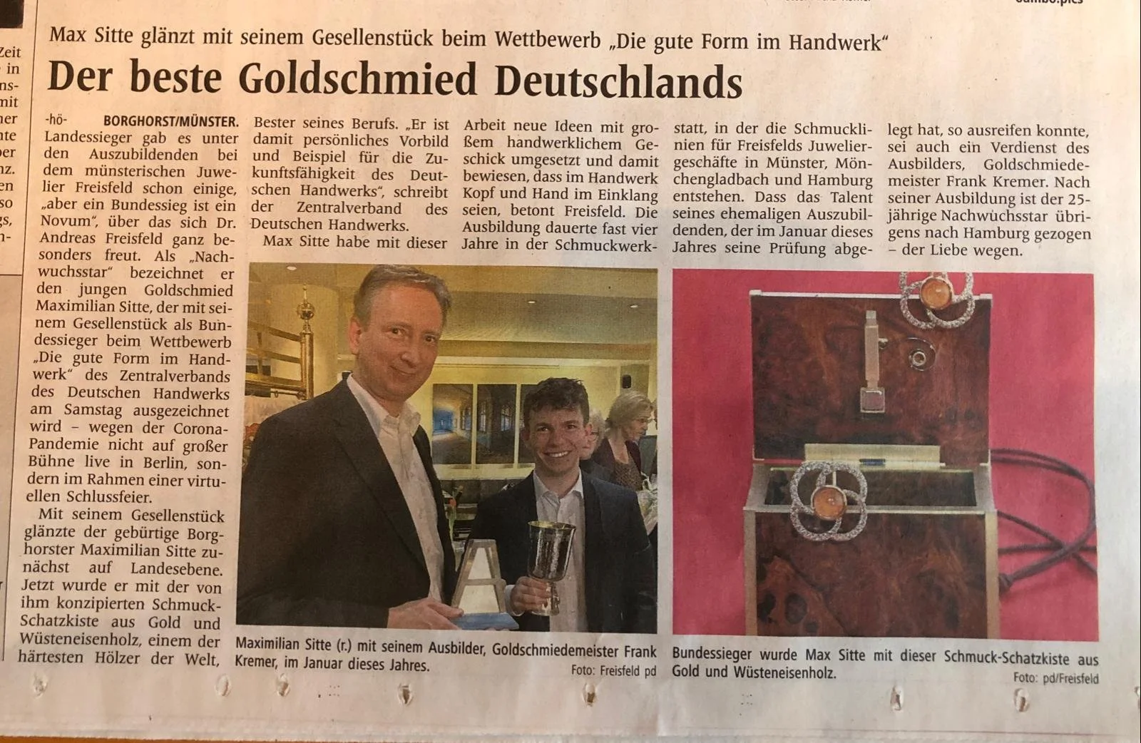 Max Sitte bei einer Preisverleihung, der Mann hält einen Pokal. Es gibt einen Roten Hintergrund mit einer Schmuckschatulle aus Gold und Wüsteneisenholz.