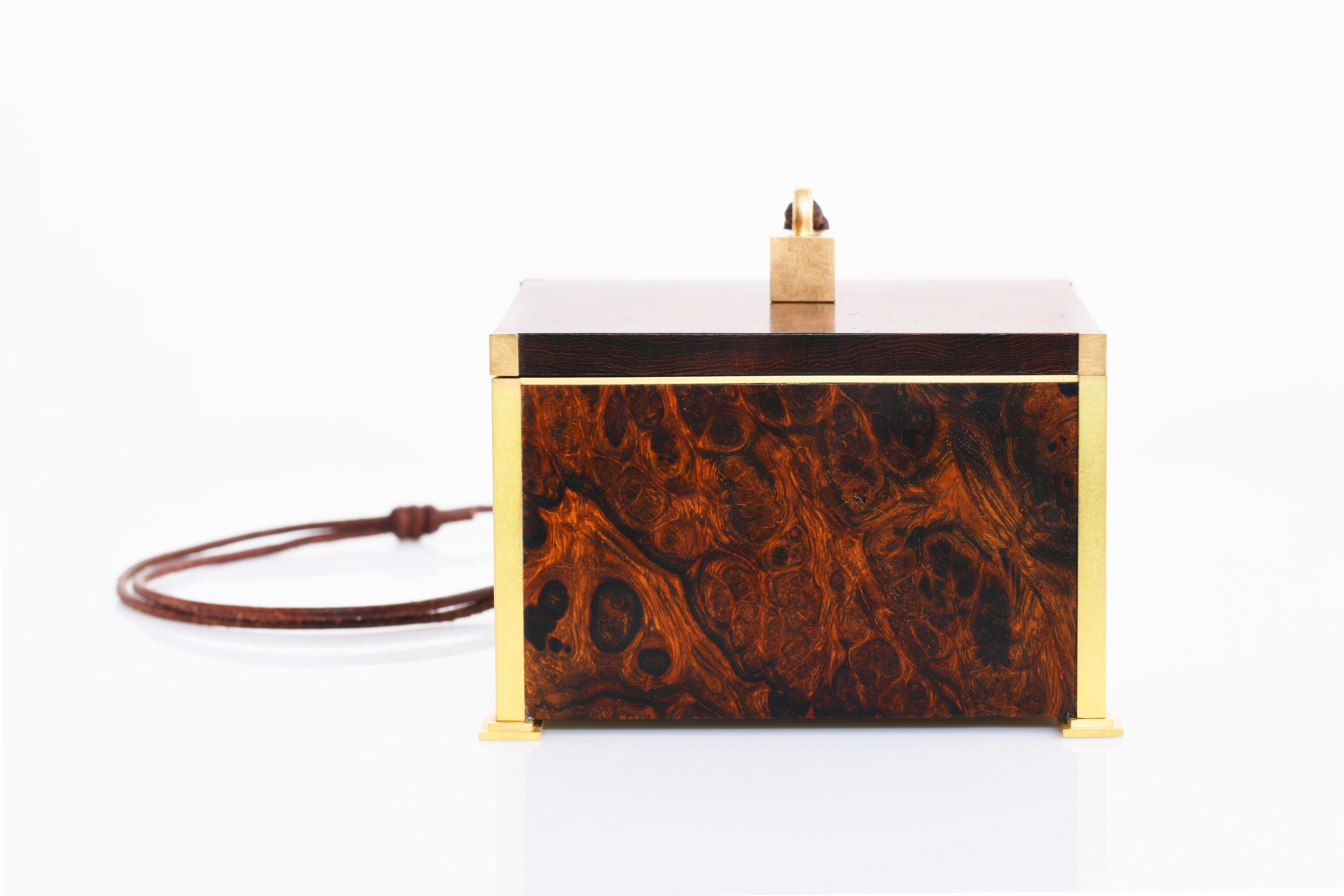 Eine Truhe aus Gold und Wüsteneisenholz. Gesellenstück von Maximilian Sitte.