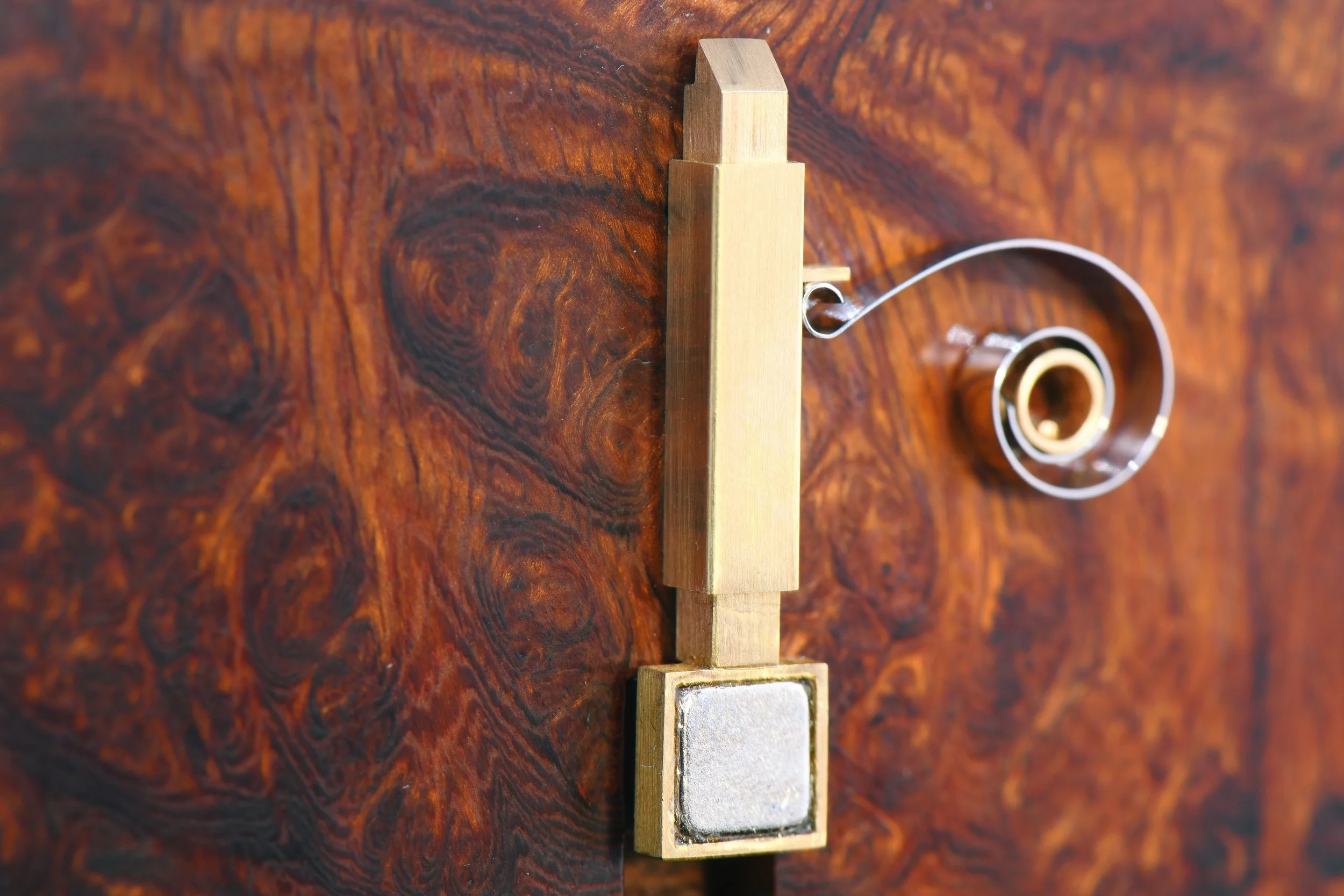 Eine Mechanik aus Gelbgold mit Stahlfeder. Gesellenstück von Maximilian Sitte.