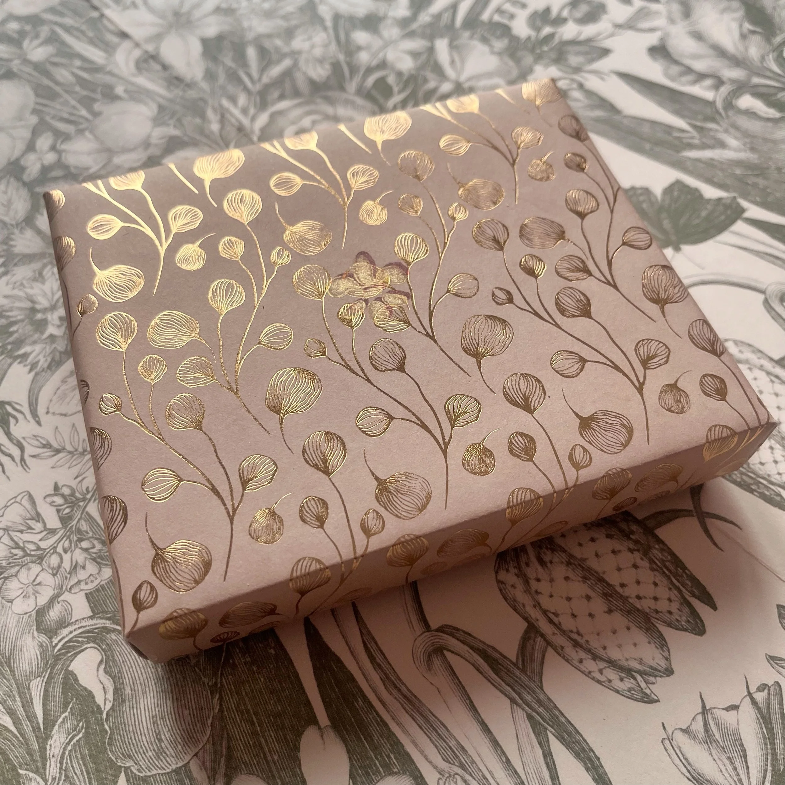 Paleta en lata de colección con 12 colores metalizados caja diseño hojas