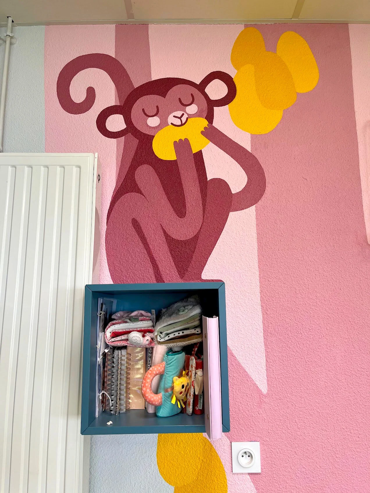 Habillage des cubes de rangement muraux avec des petits singes