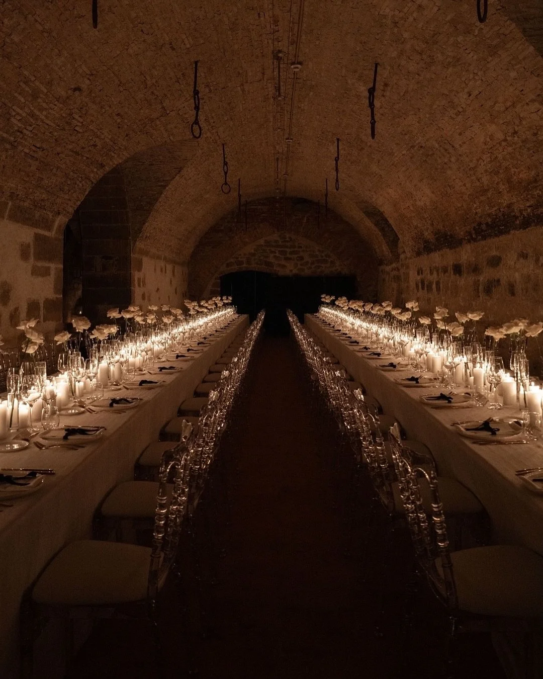 ✨ A candlelit dinner in a historic vaulted cellar ✨
⠀⠀⠀⠀⠀⠀⠀⠀⠀
An ambiance filled with warmth, elegance, and intimacy&mdash;where every flicker of candlelight enhances the magic of the moment. This setting proves that minimalism and sophistication go 