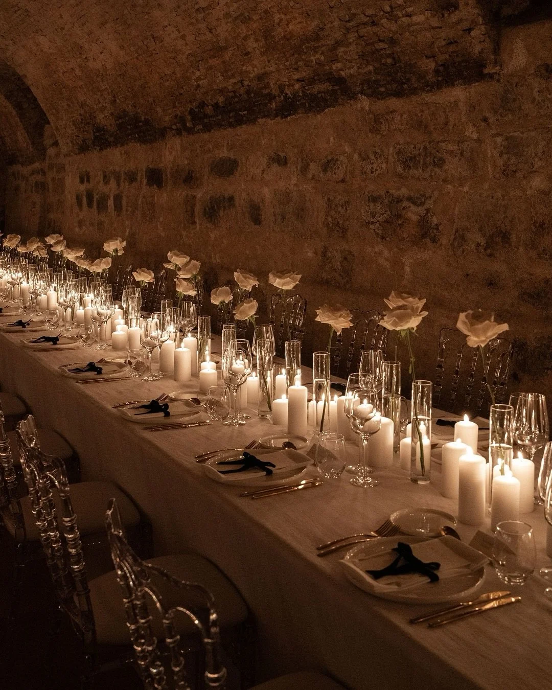 Candlelit elegance at its finest! 
⠀⠀⠀⠀⠀⠀⠀⠀⠀
There&rsquo;s something truly magical about a dinner under the soft glow of candlelight. The black velvet bows add a layer of sophistication&mdash;subtle, yet striking, a perfect contrast in this timeless 