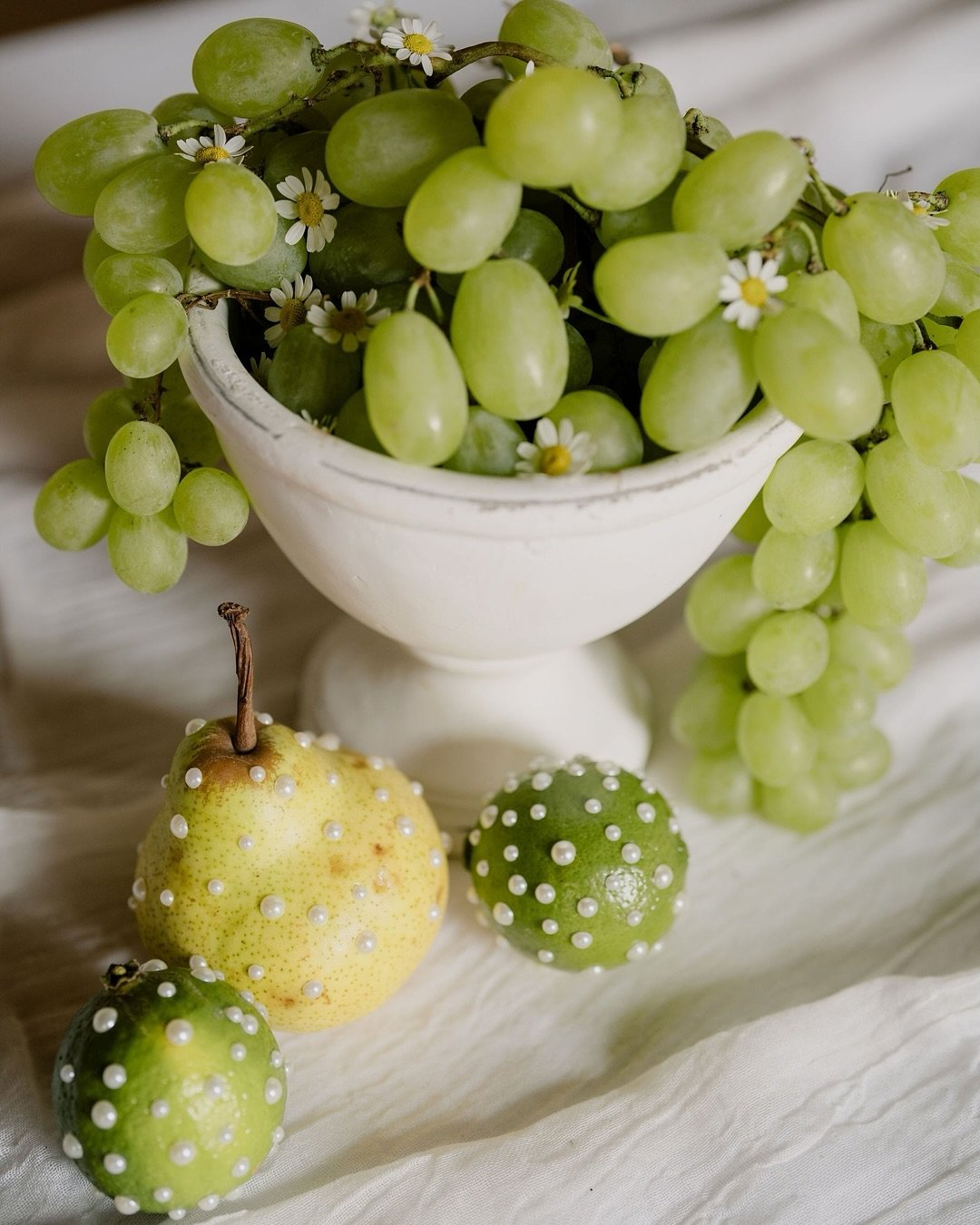 A fresh take on organic elegance&mdash;grapes and florals paired with hand-embellished fruits, a fun way to bring texture and refinement to the cocktail hour decor of R&amp;O.
⠀⠀⠀⠀⠀⠀⠀⠀⠀
Floral design @atelier_rosejasmin 
Photo @angelika.dupuis 
Video