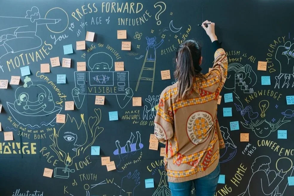 Live graphic recording illustration showing a conference summary with hand-drawn visuals and handwritten notes