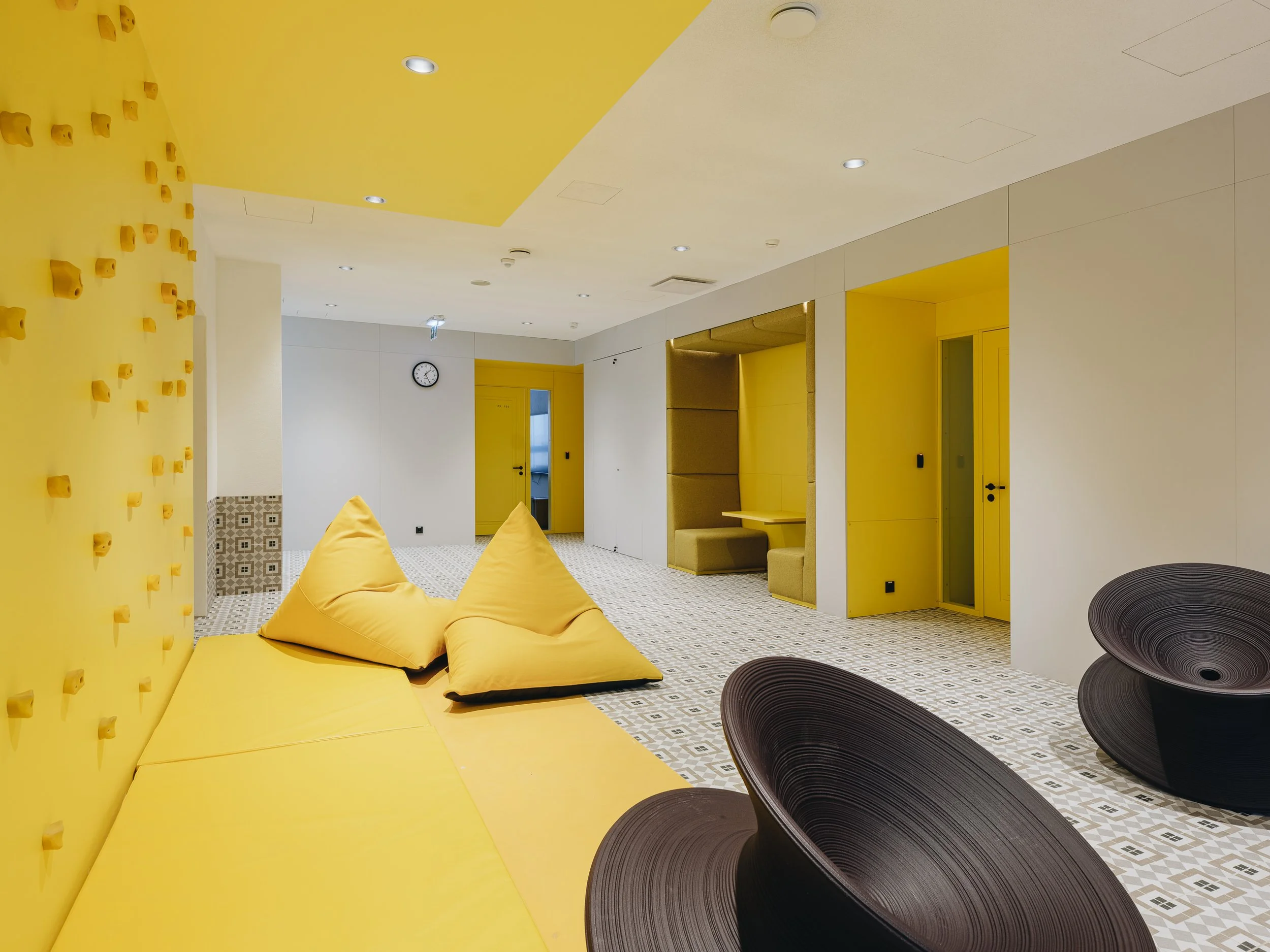 Contemporary Resting Area Design at Narva Estonian School by Tõnis Kalve and T43 Interior Architects