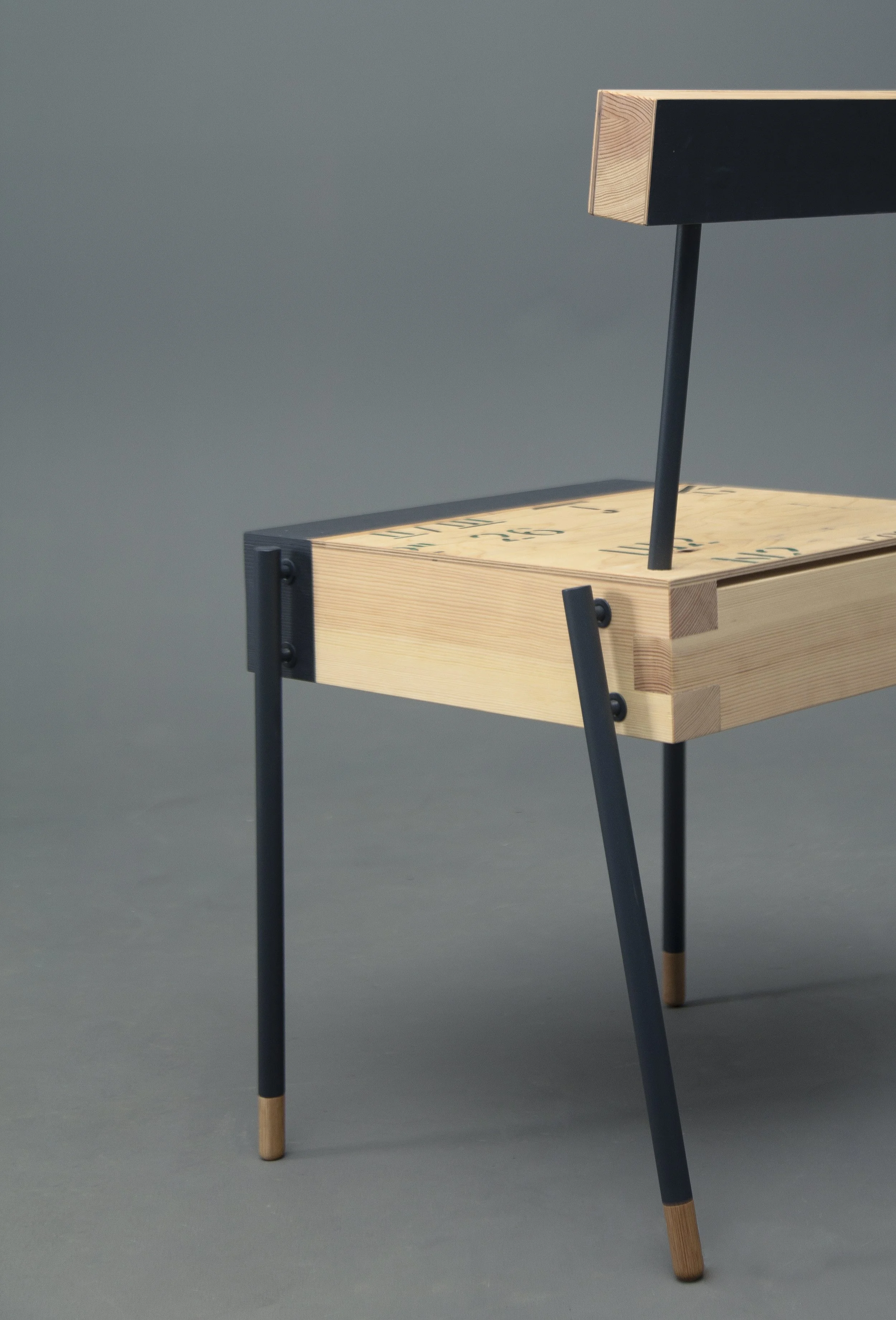 Modern chair with wooden seat and backrest, black metal frame and legs