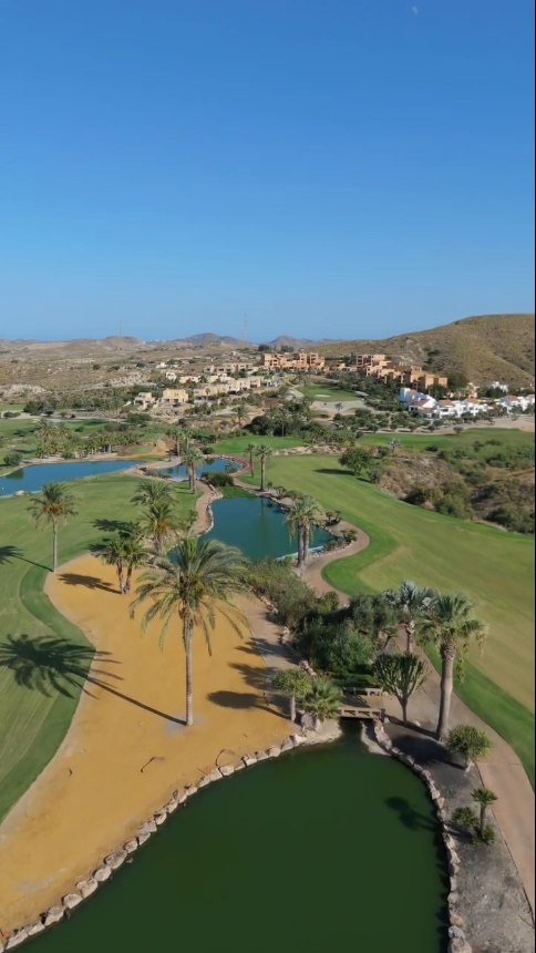 Même en vacances, je n’arrive pas à résister à l’envie de voler 🛫
Pendant mon séjour en Espagne, j’ai profité d’un moment de calme au resort Valle del Este pour réaliser cette