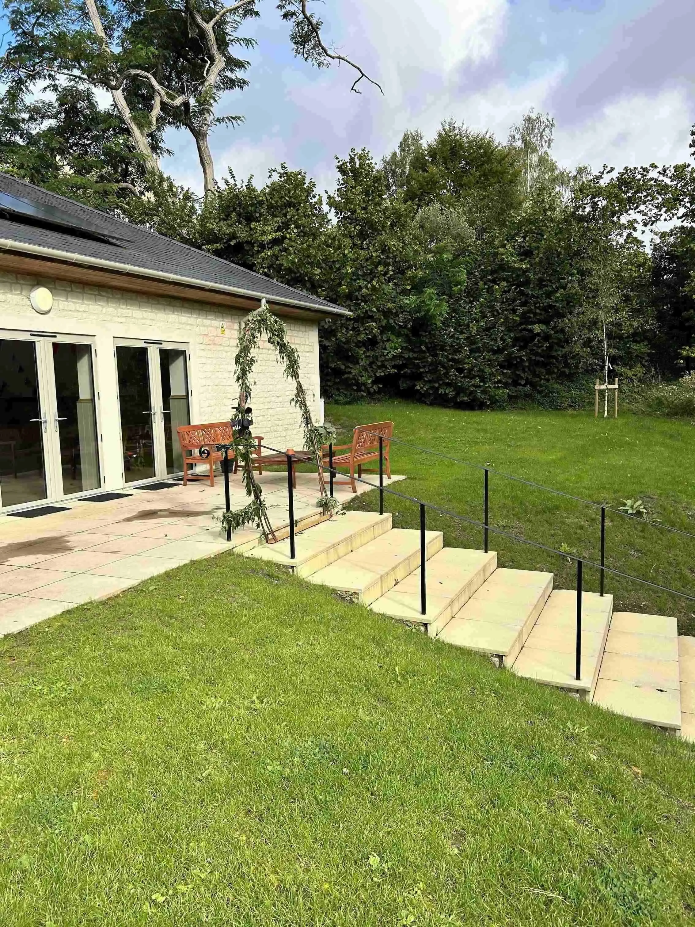 rsz_patio_steps_with_foliage_arch.jpg