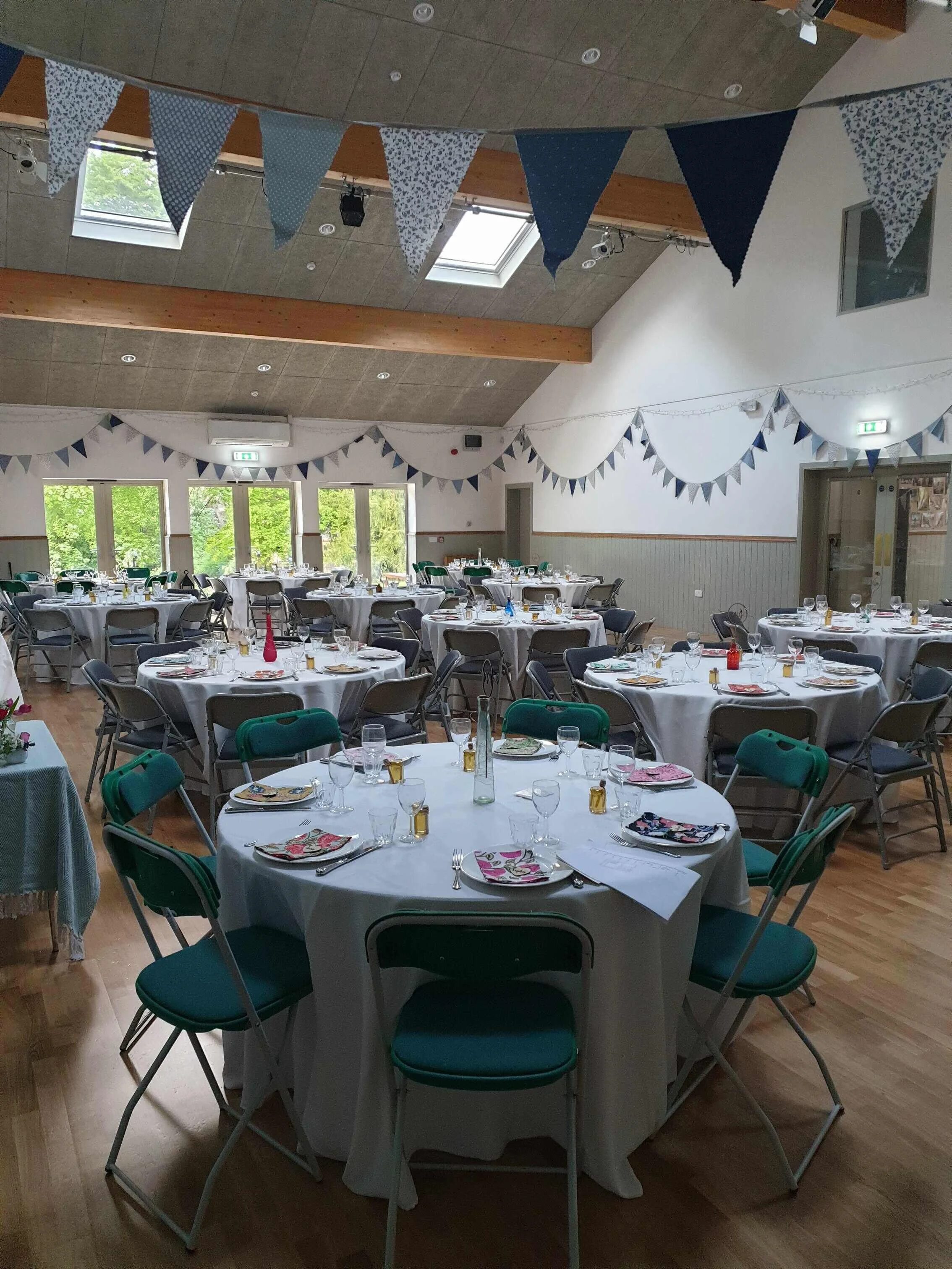 rsz_main_hall_wedding_round_tables.jpg
