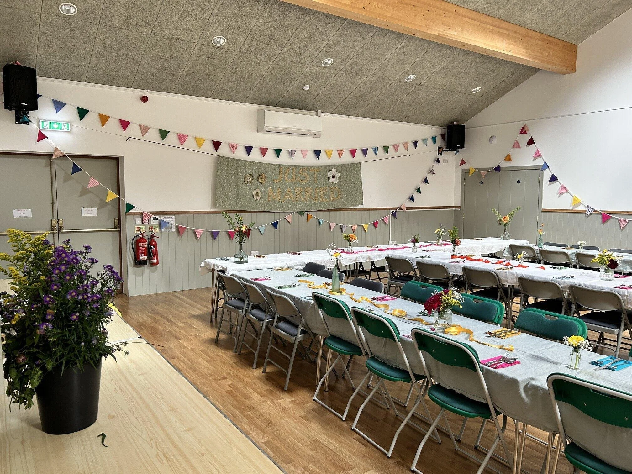 rsz_main_hall_wedding_long_tables_colourful_3.jpg