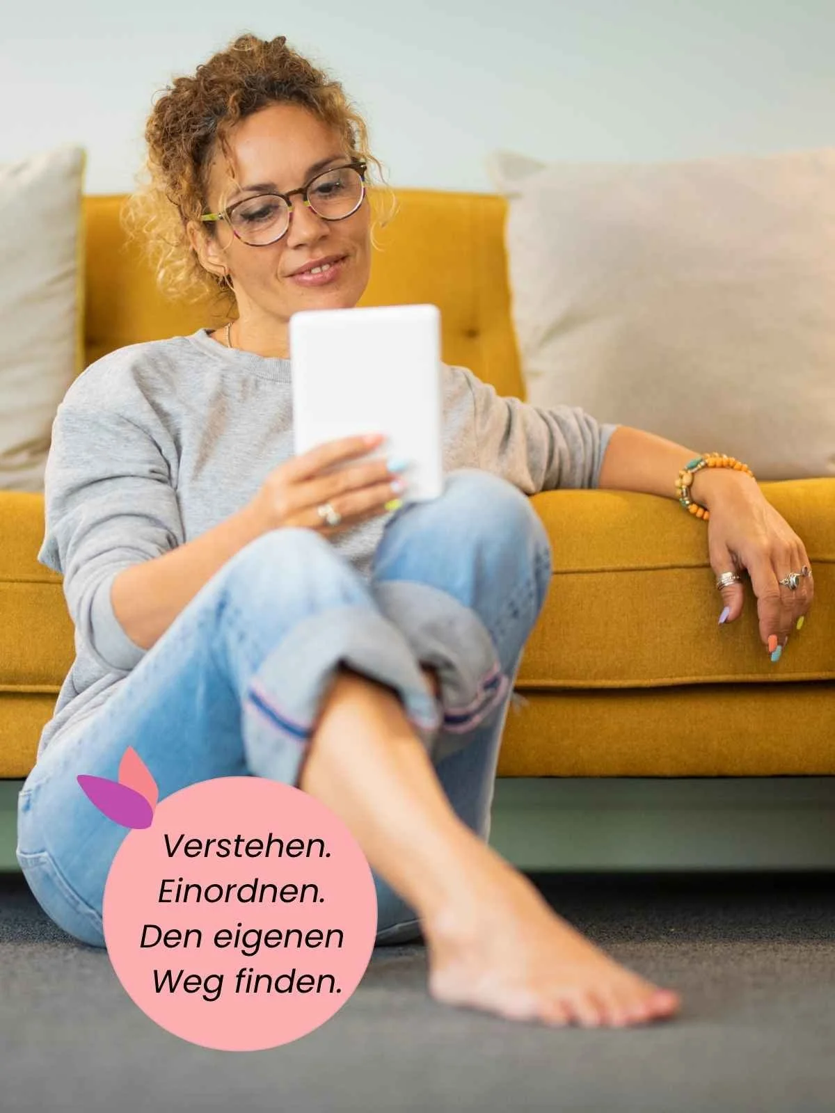 Frau mit Smartphone – Hero-Bild zum Live-Guide Mittendrin über die Wechseljahre