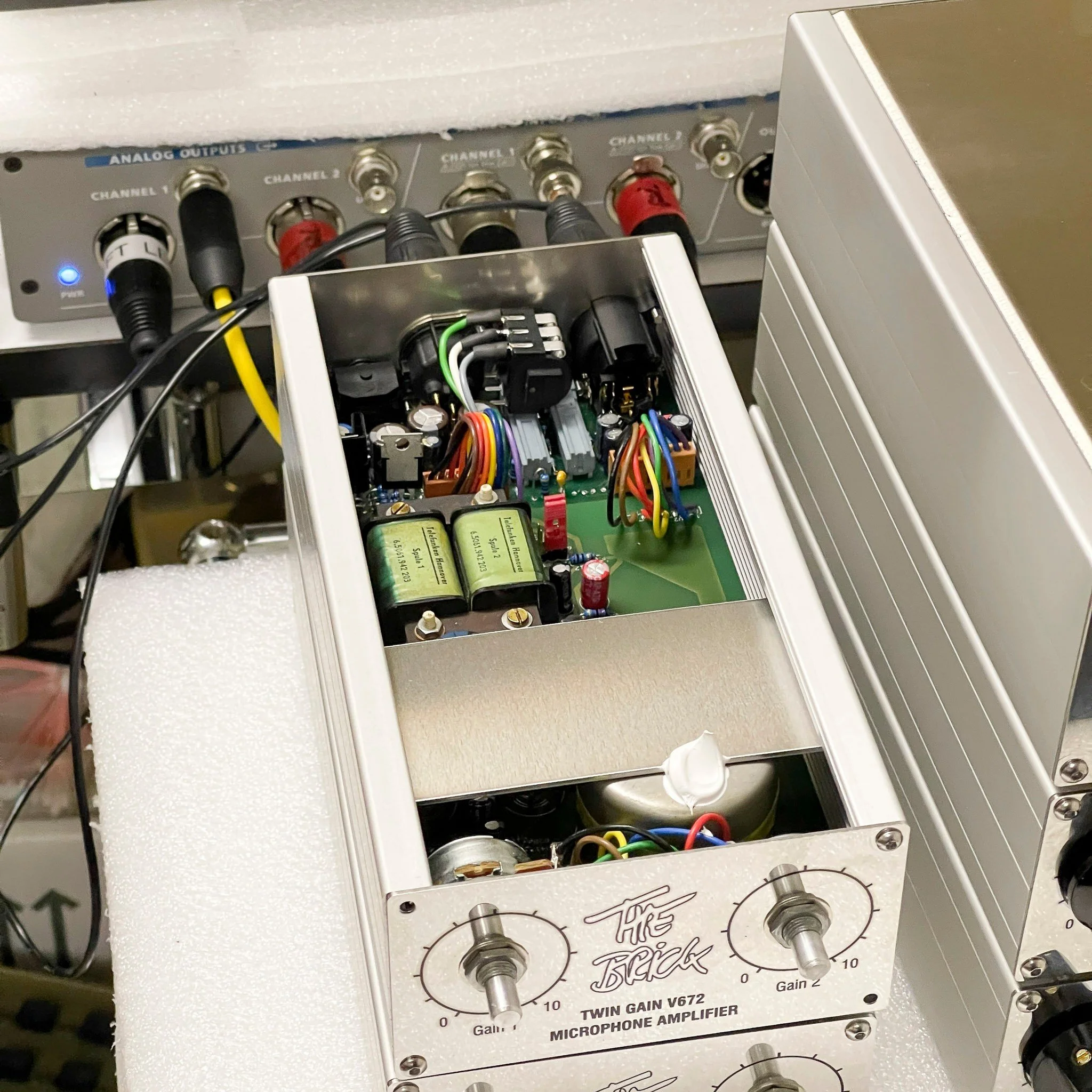 Assembly of further SonicWorld The Brick. This microphone preamp uses a discrete transistor circuit with original Telefunken V672 transformers. #recordingstudio #akzentaudio #analogrecording #germanproaudio #musicproduction #musicstudio #studiogear #