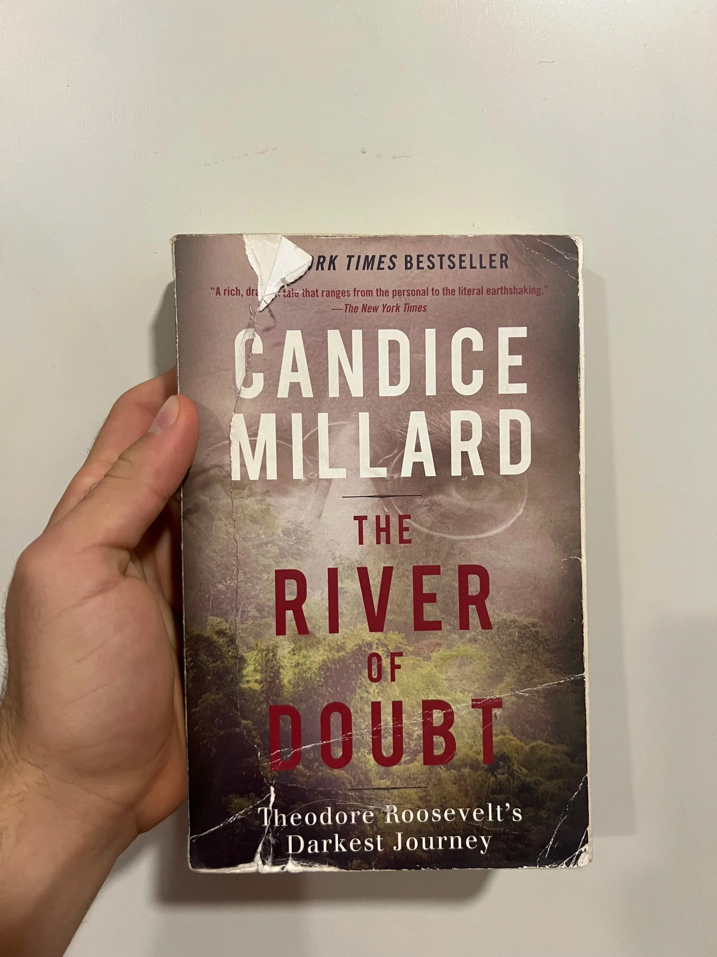 Pegado con silicon, cinta y una grapa.