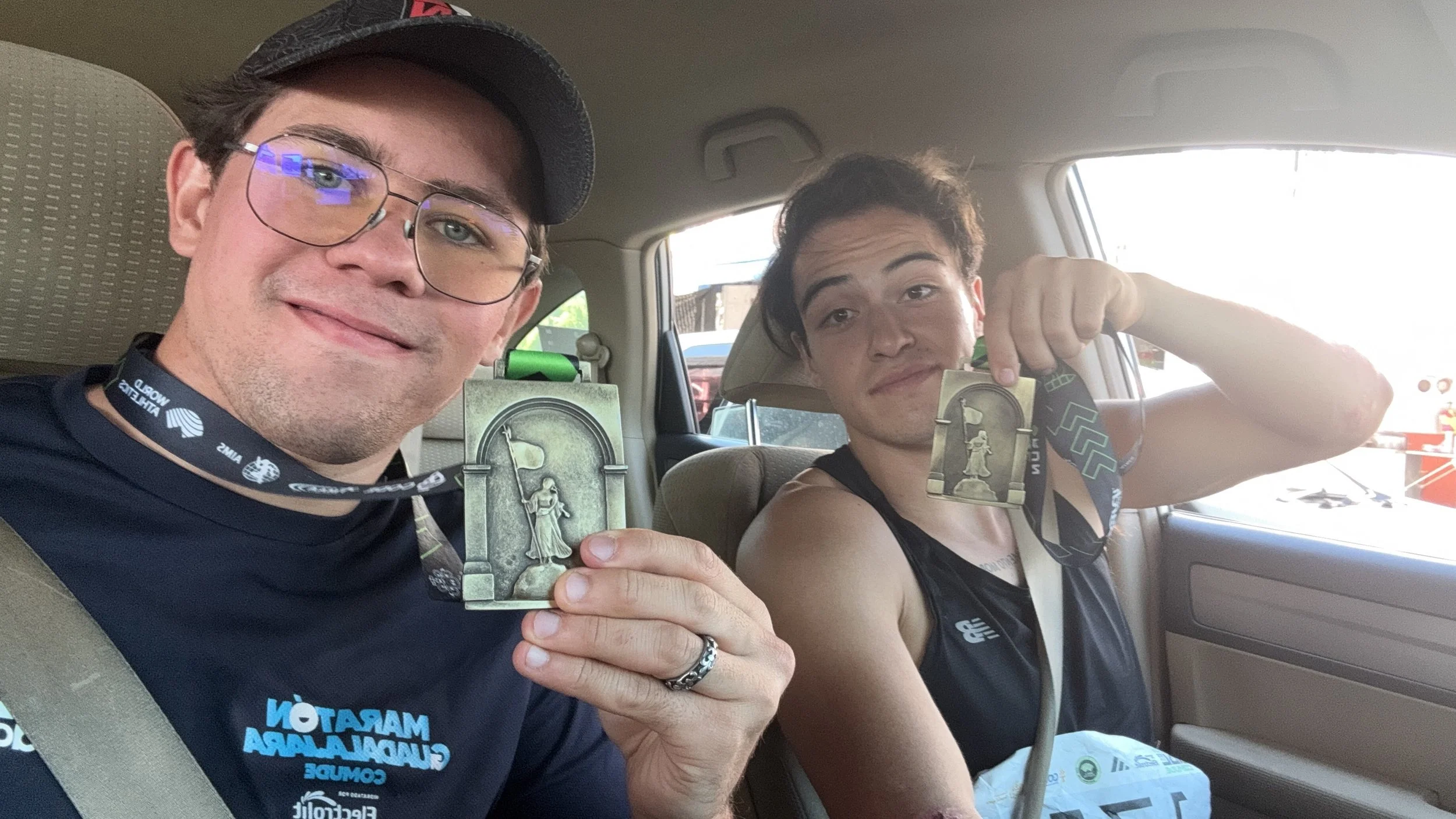  Emilio y yo, me espero casi una hora a que terminara. Buenas amistades. 