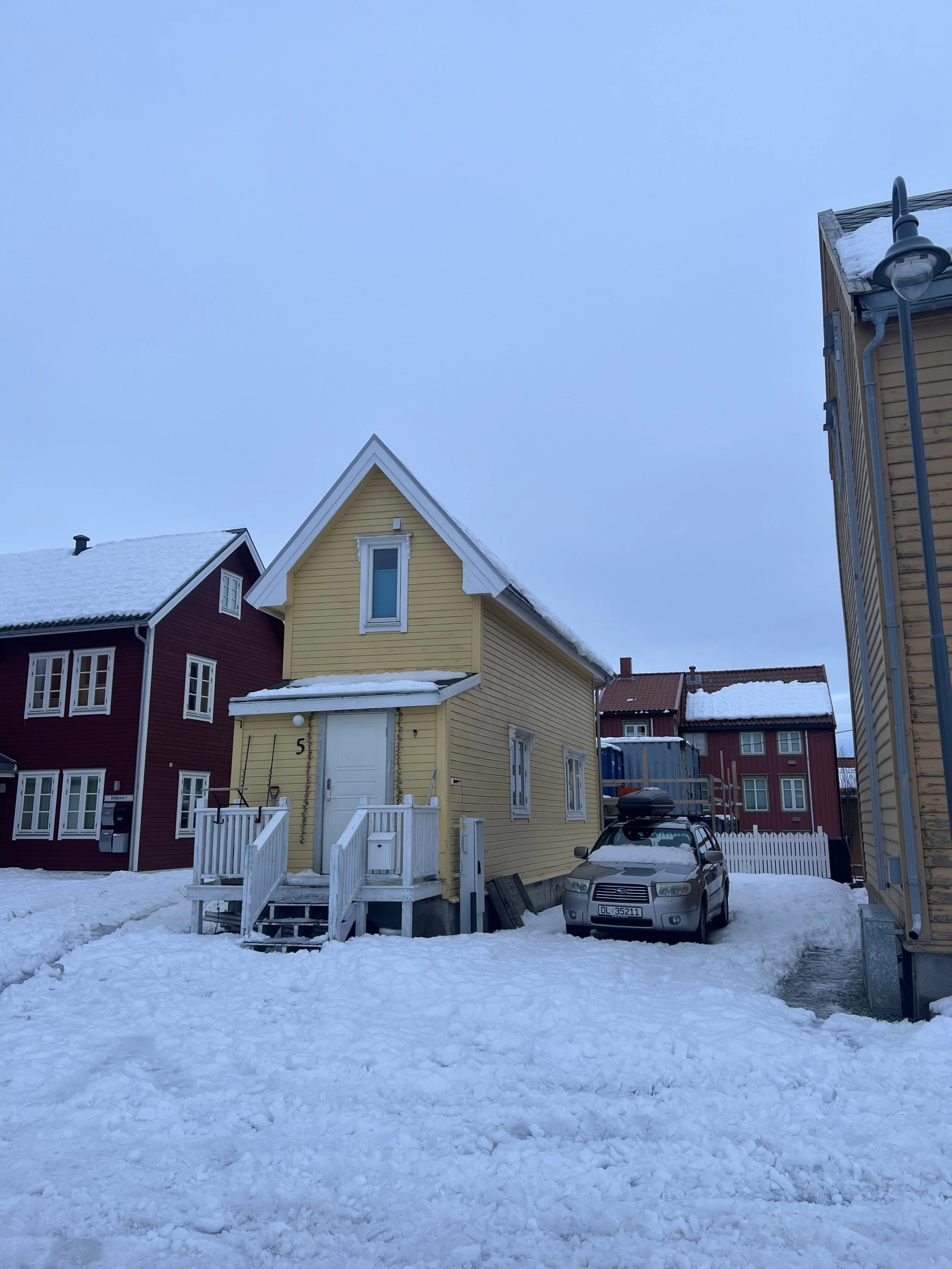 Pequeña casa en Skansen. Al lado de la estación, más antigua de Tromsø. Construida en 1789, en el siglo XIIII.
