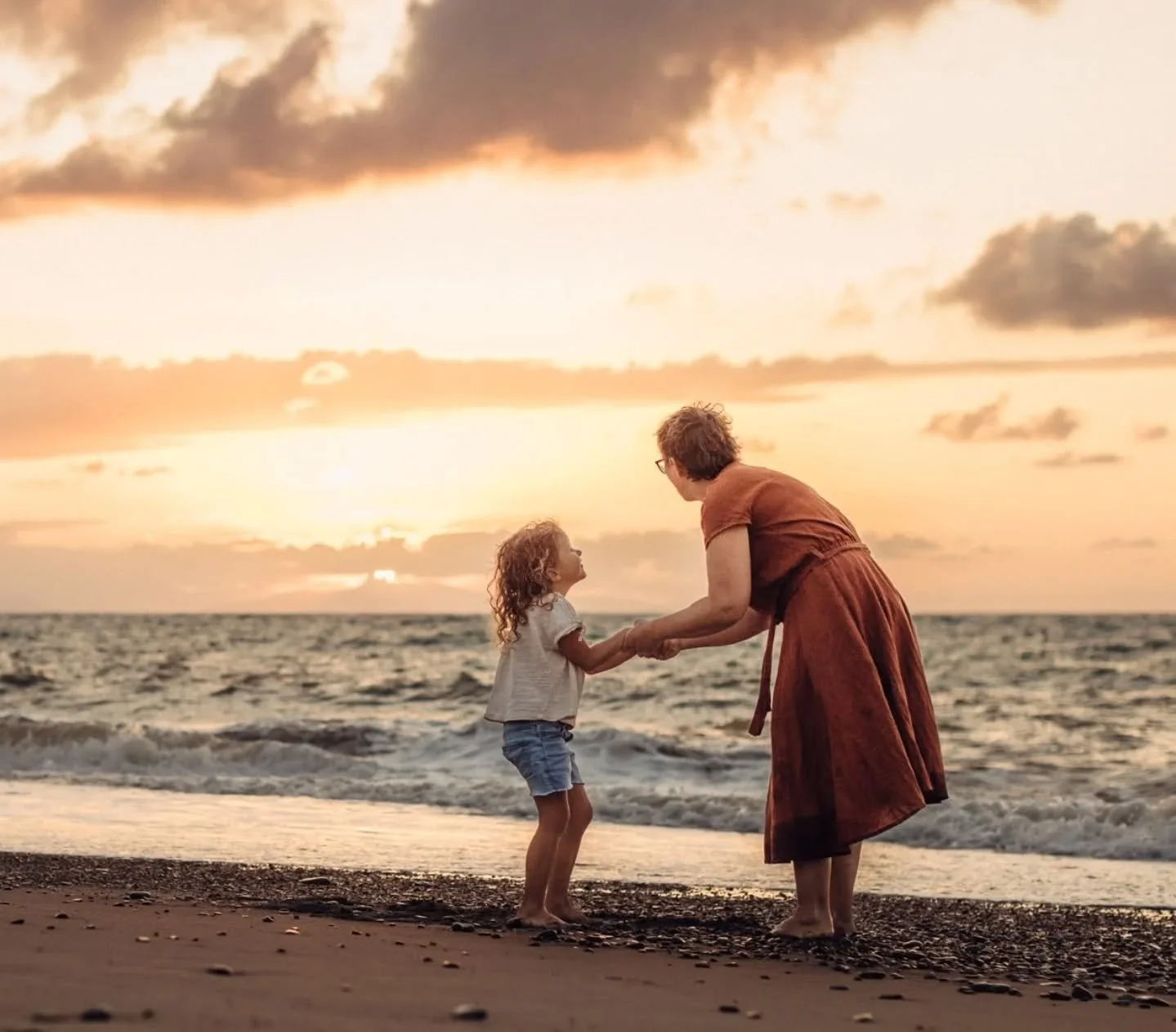 Stiamo guardando il tramonto. Lo stiamo guardando insieme. 🌅

Ho chiesto a mio marito di scattarci qualche foto di noi in quel momento. Guardare il tramonto &egrave; diventata la nostra &ldquo;cosa&rdquo; quest'estate, con lunghe discussioni su cosa