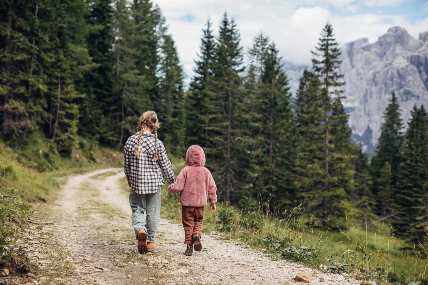 Ho sempre portato la macchina fotografica con me quando uscivo con la mia famiglia. Nelle foreste, sulla spiaggia, durante le vacanze. 
Amo camminare, mi ritrovo all'aria aperta. 
Fuori ho imparato a guardare, anche con il cuore, i miei figli. Felici