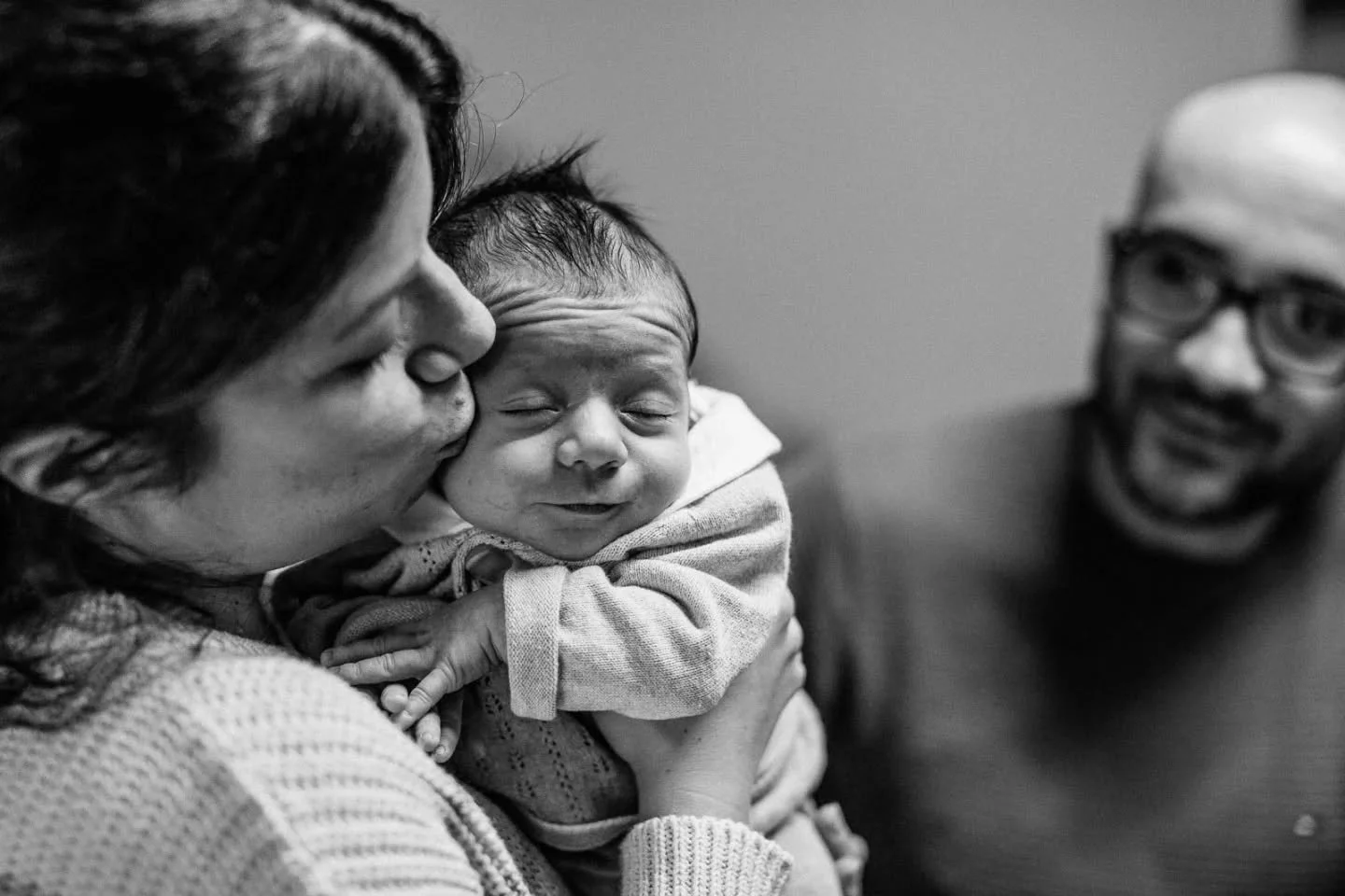 Non te la senti di far posare il tuo neonato di pochi giorni in uno studio fotografico?
Vuoi goderti i primi giorni con il tuo nuovo beb&eacute; senza stress di uscire da casa, senza cambi continui di posa e vestiti?

C&rsquo;&egrave; un modo diverso